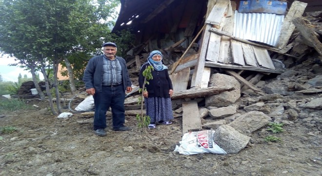 Olur'da yaşlı çiftin evleri çöktü 